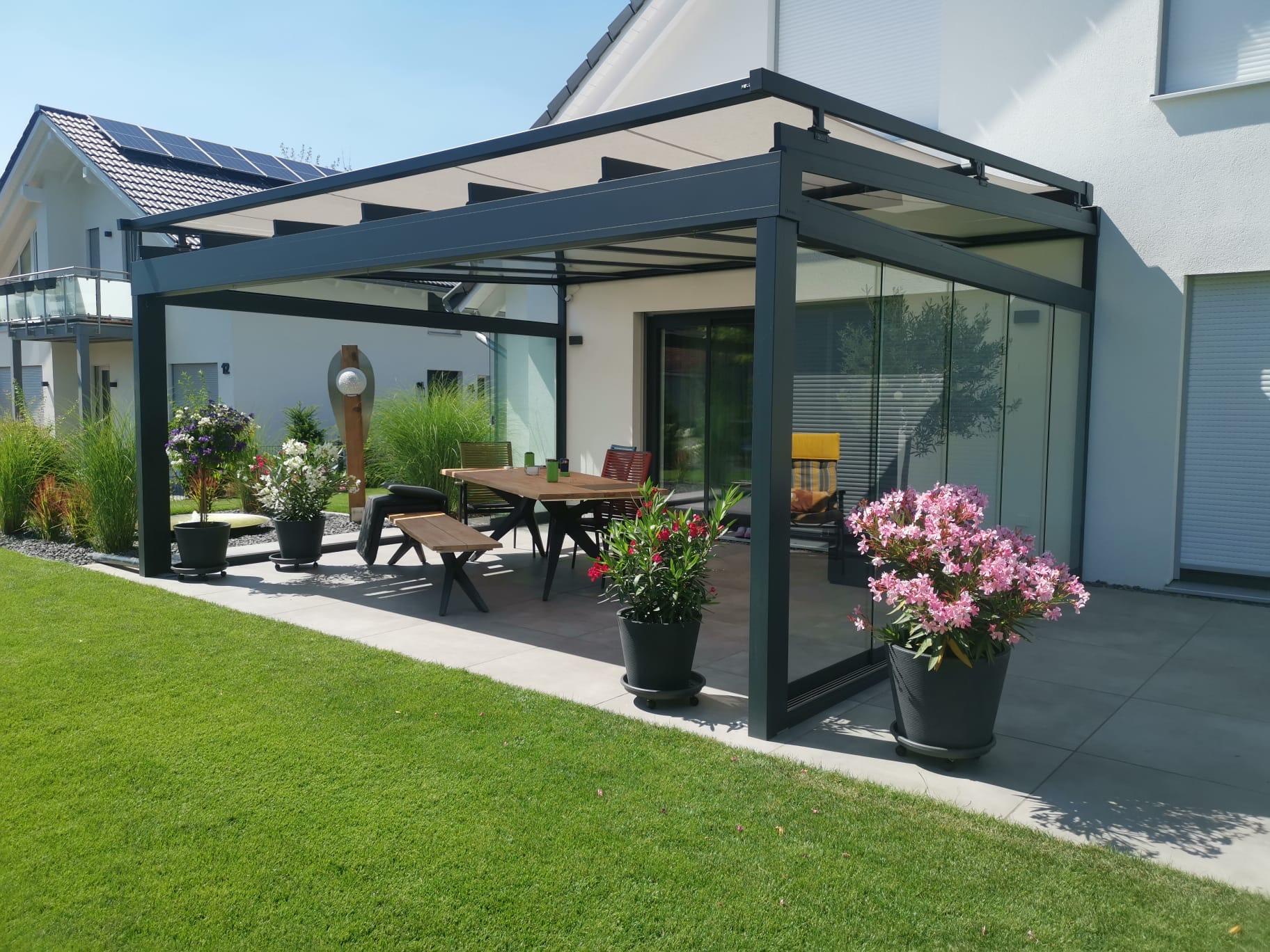 Terrassenüberdachung Anthrazit mit Glasdach – HAnRo Montageservice
